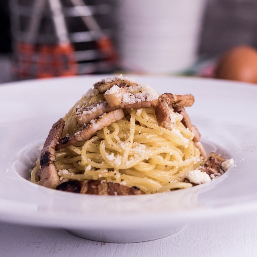 Spaghetti alla carbonara con guanciale e pecorino